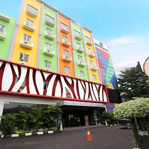 Super Oyo Townhouse Oak Hotel Fiducia Pondok Gede